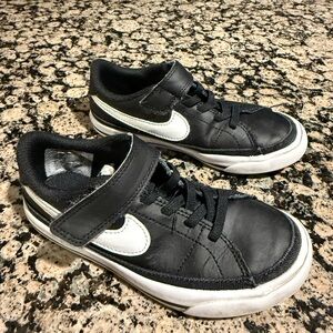 Toddler Nike Black and White Sneakers Classic Design